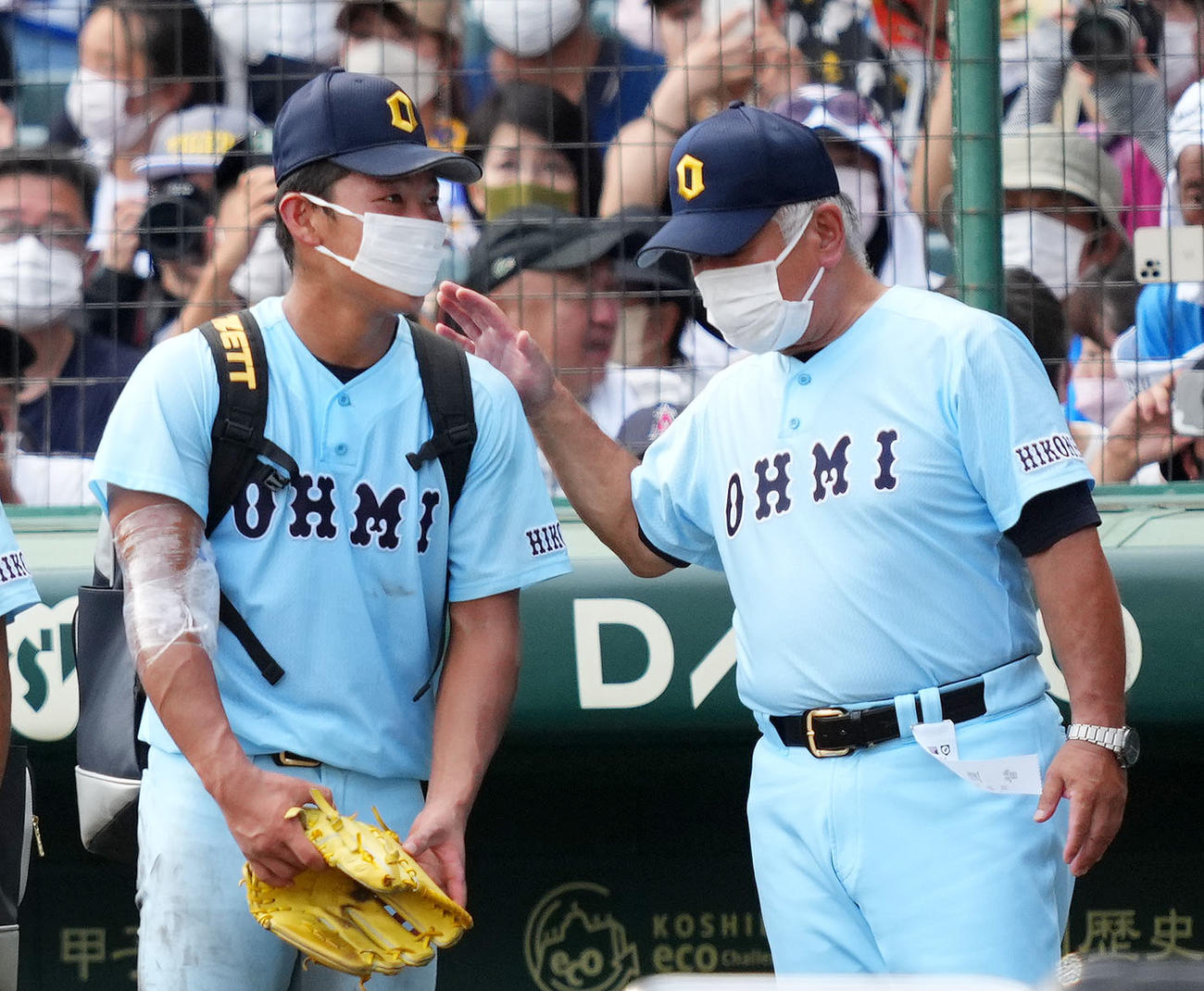 試合後、言葉を交わす近江・山田陽翔（左）と多賀監督（撮影・横山健太）