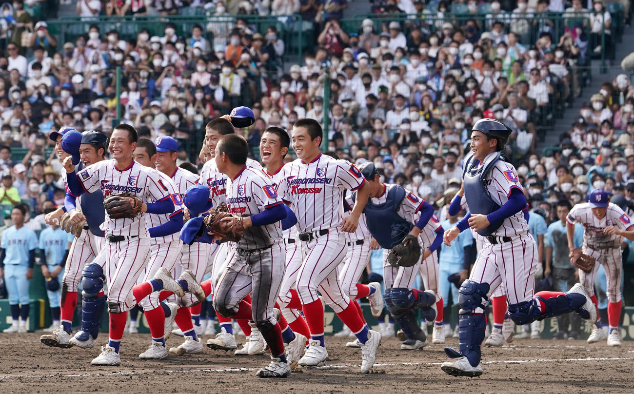 下関国際対近江　決勝進出を決め笑顔でスタンドへ駆けだす下関国際ナイン（撮影・横山健太）