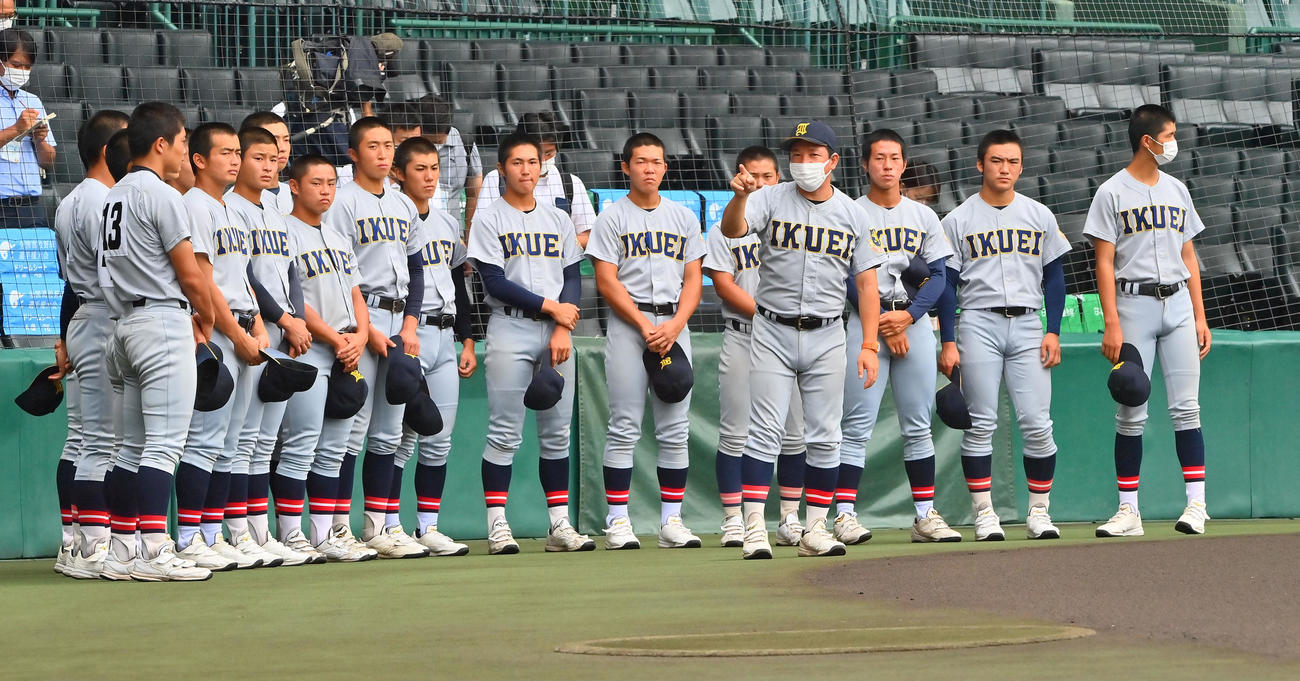 練習前、仙台育英・須江監督のもと、ミーティングを行うナイン（撮影・和賀正仁）