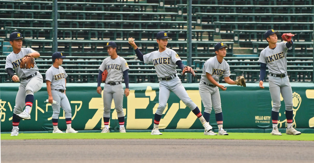 甲子園のグラウンドでキャッチボールをする仙台育英ナイン（撮影・和賀正仁）