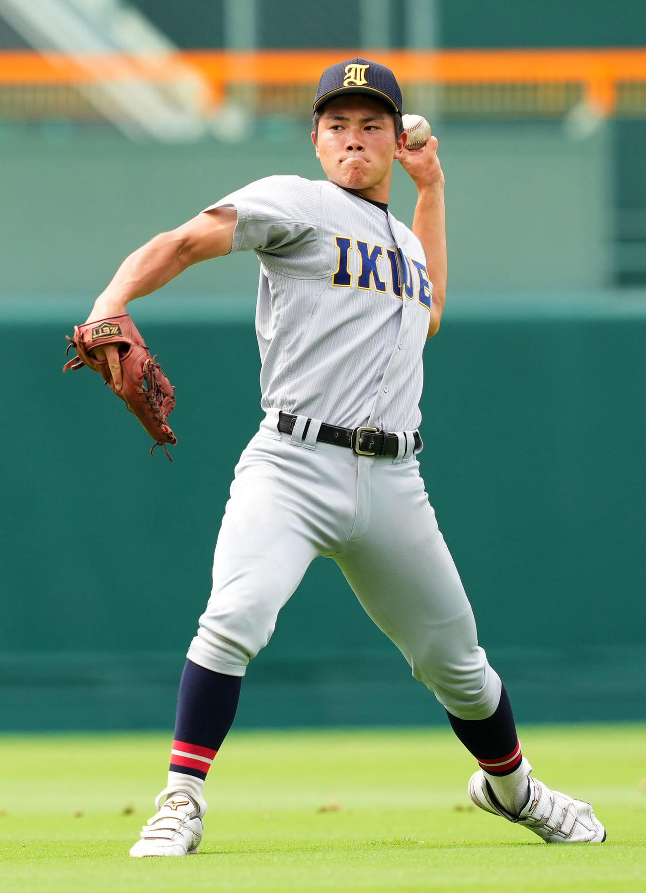 仙台育英決勝前日練習　キャッチボールをする仙台育英・佐藤（撮影・横山健太）