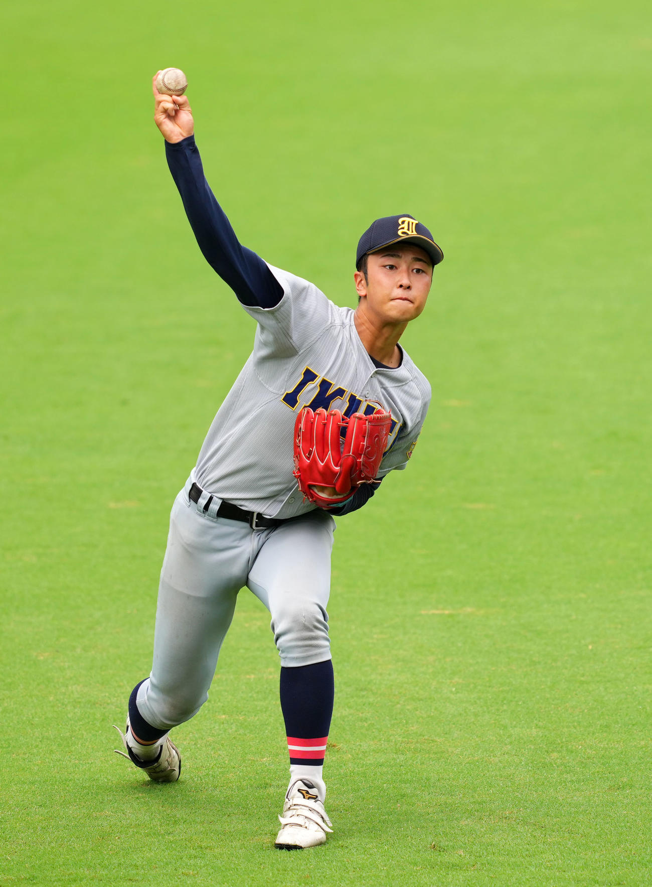 キャッチボールをする仙台育英・高橋（撮影・横山健太）