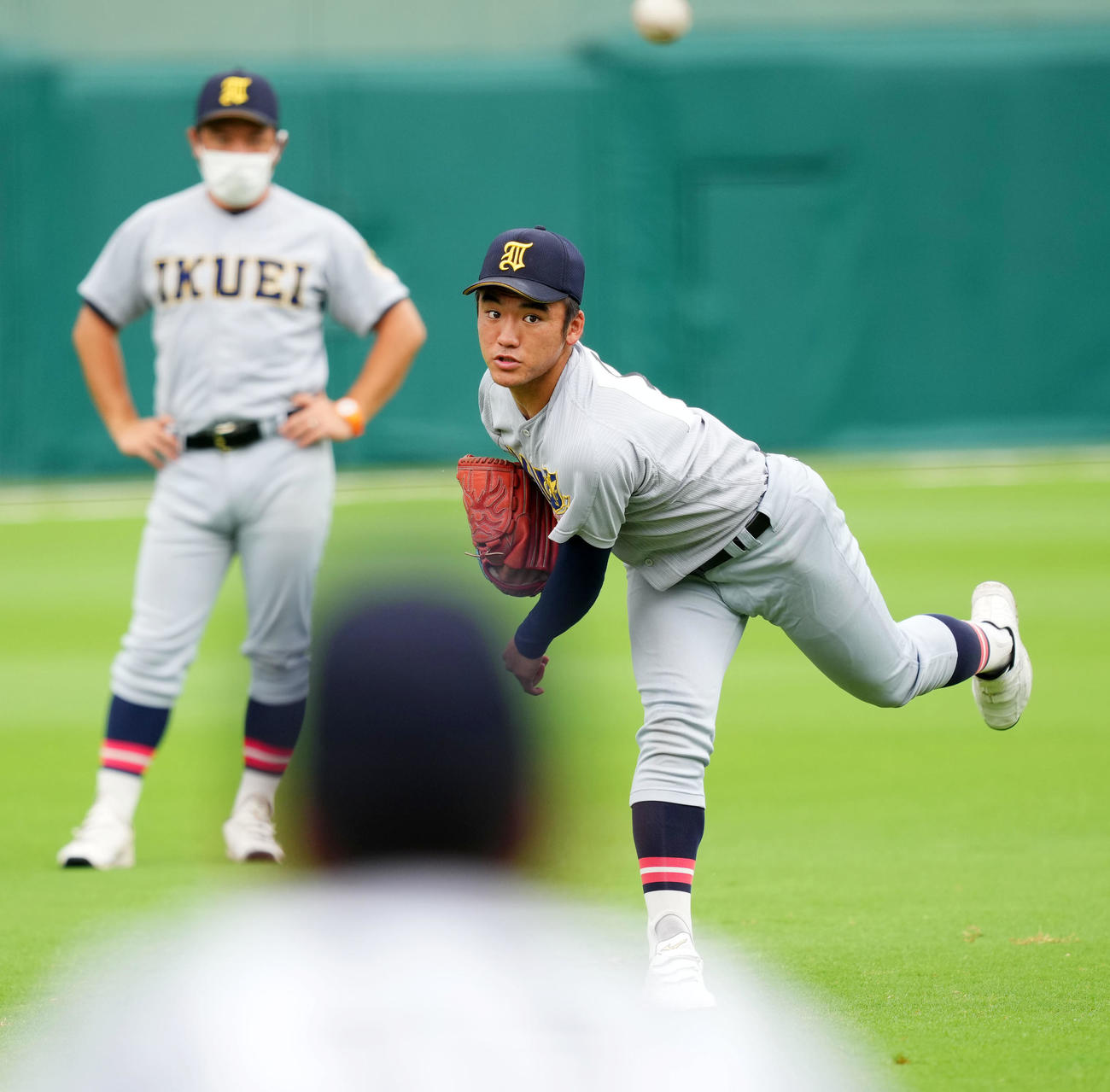 仙台育英決勝前日練習　仙台育英・須江監督（左）が見つめる中、キャッチボールをする古川（撮影・横山健太）