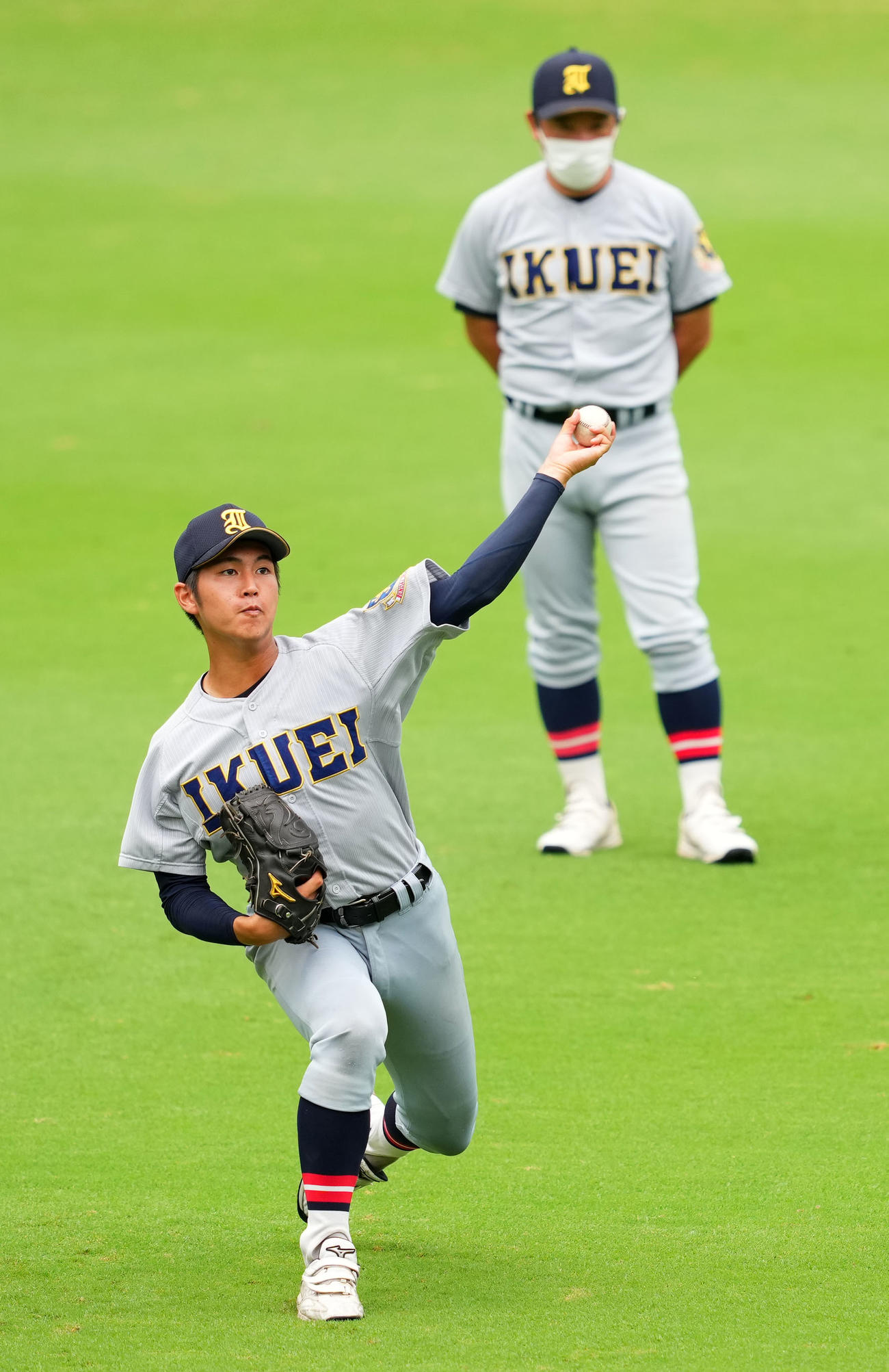仙台育英・須江監督（右）が見つめる中、キャッチボールをする仁田（撮影・横山健太）