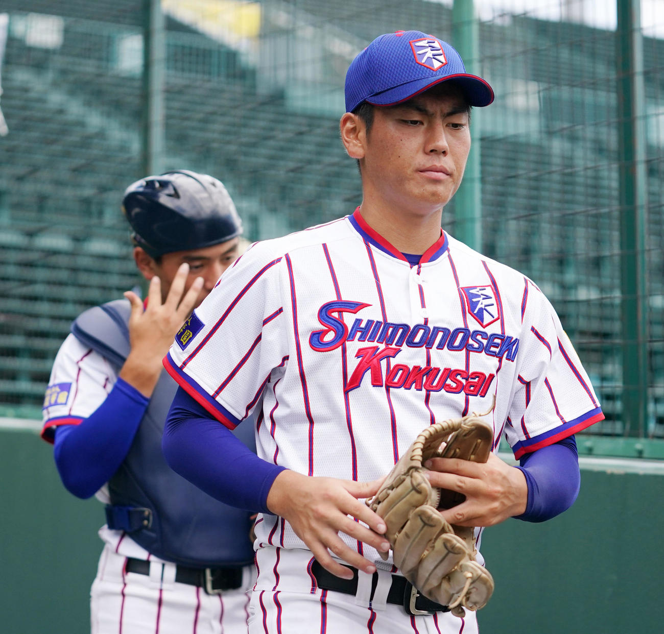 練習へ向かう古賀（右）ら下関国際ナイン（撮影・横山健太）