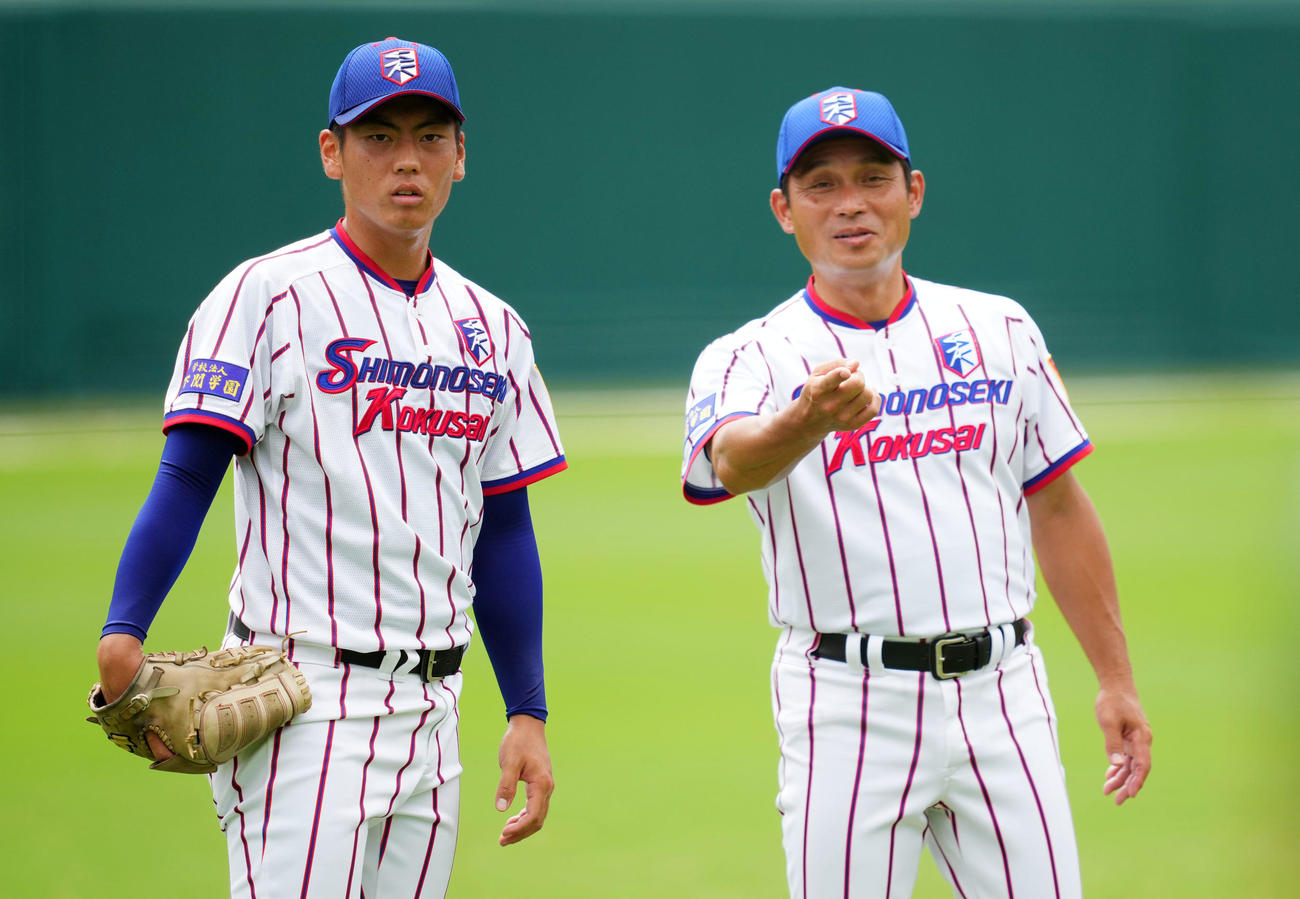 言葉を交わす下関国際・坂原監督（右）と古賀（撮影・横山健太）