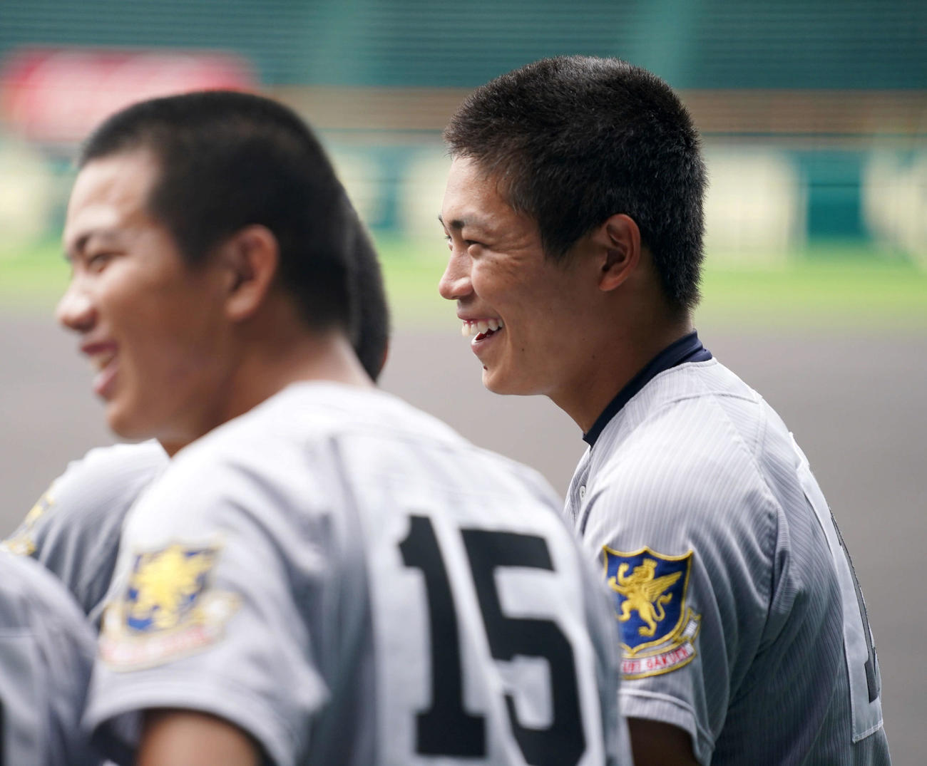 笑顔を見せる仙台育英主将の佐藤（右）（撮影・横山健太）