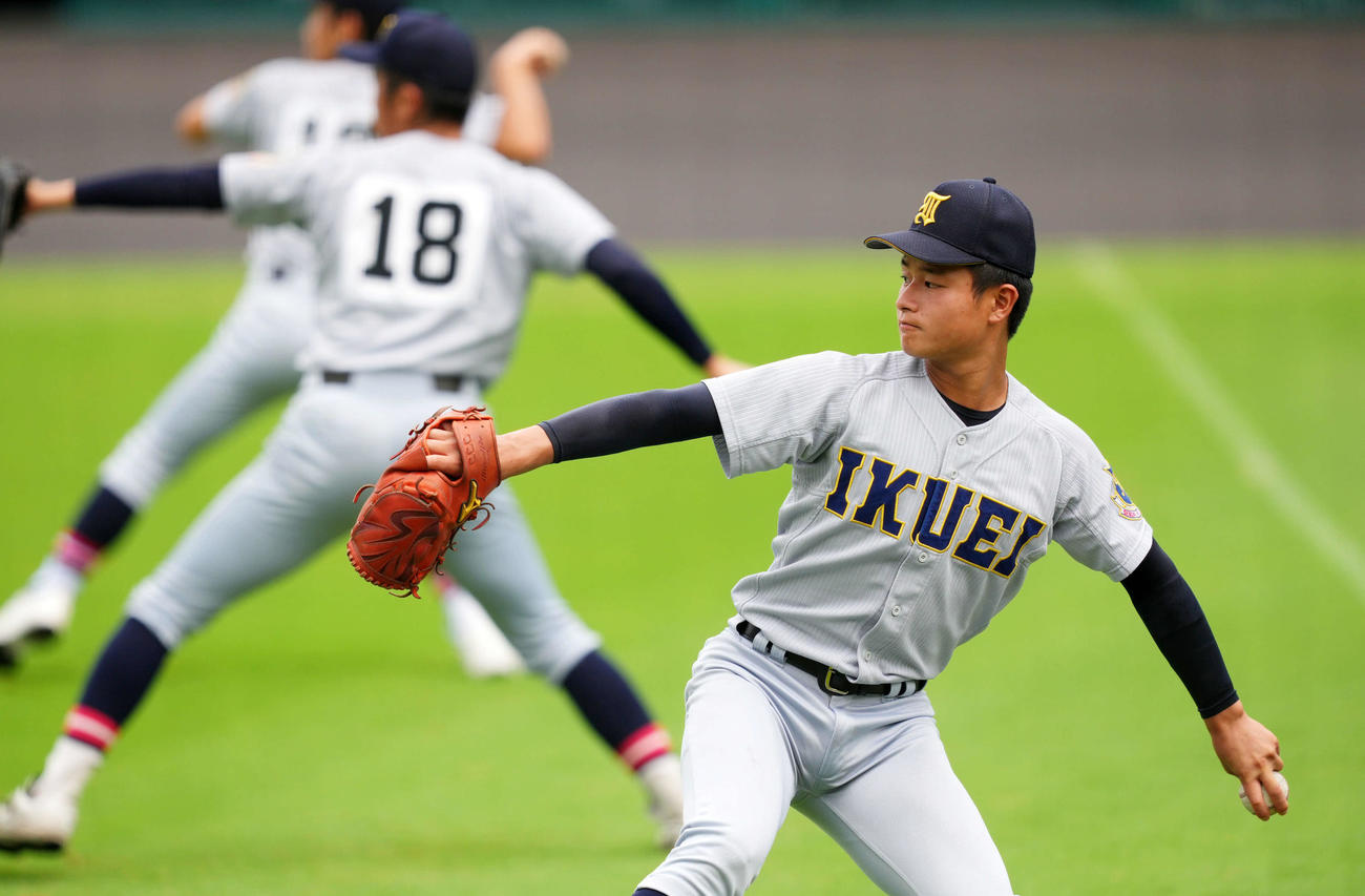 キャッチボールをする仙台育英・斎藤蓉（撮影・横山健太）