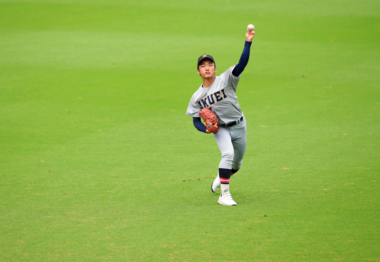 キャッチボールをする仙台育英・古川（撮影・横山健太）