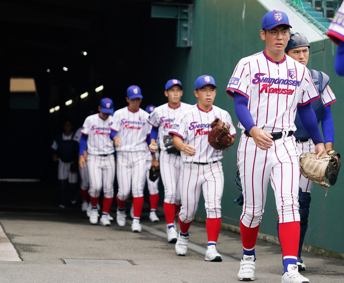 練習へ向かう古賀（右）ら下関国際ナイン（撮影・横山健太）