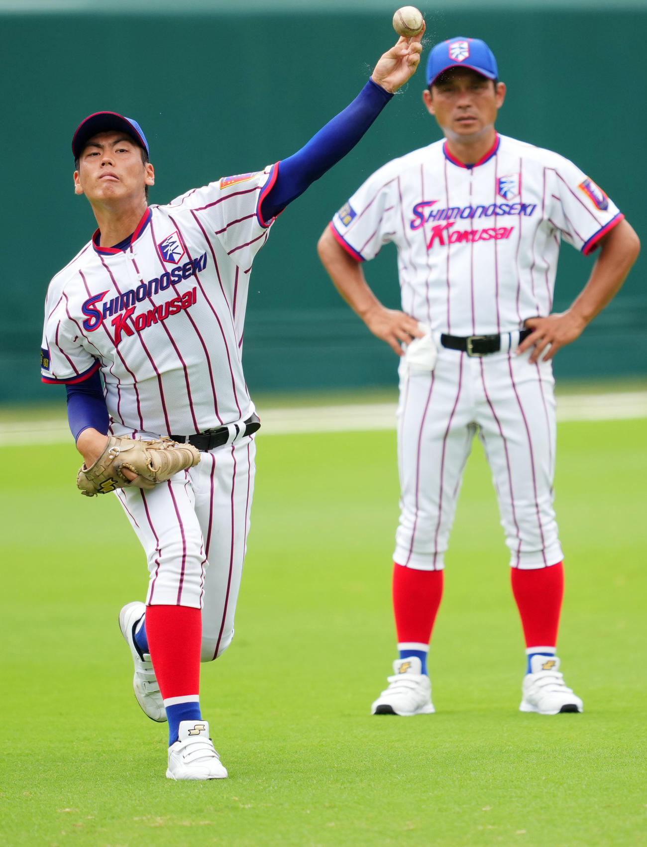 下関国際・坂原監督（右）が見つめる中、キャッチボールをする古賀（撮影・横山健太）