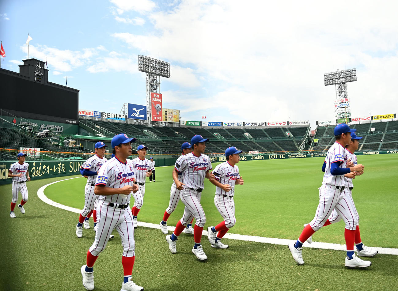練習をする下関国際ナイン（撮影・横山健太）