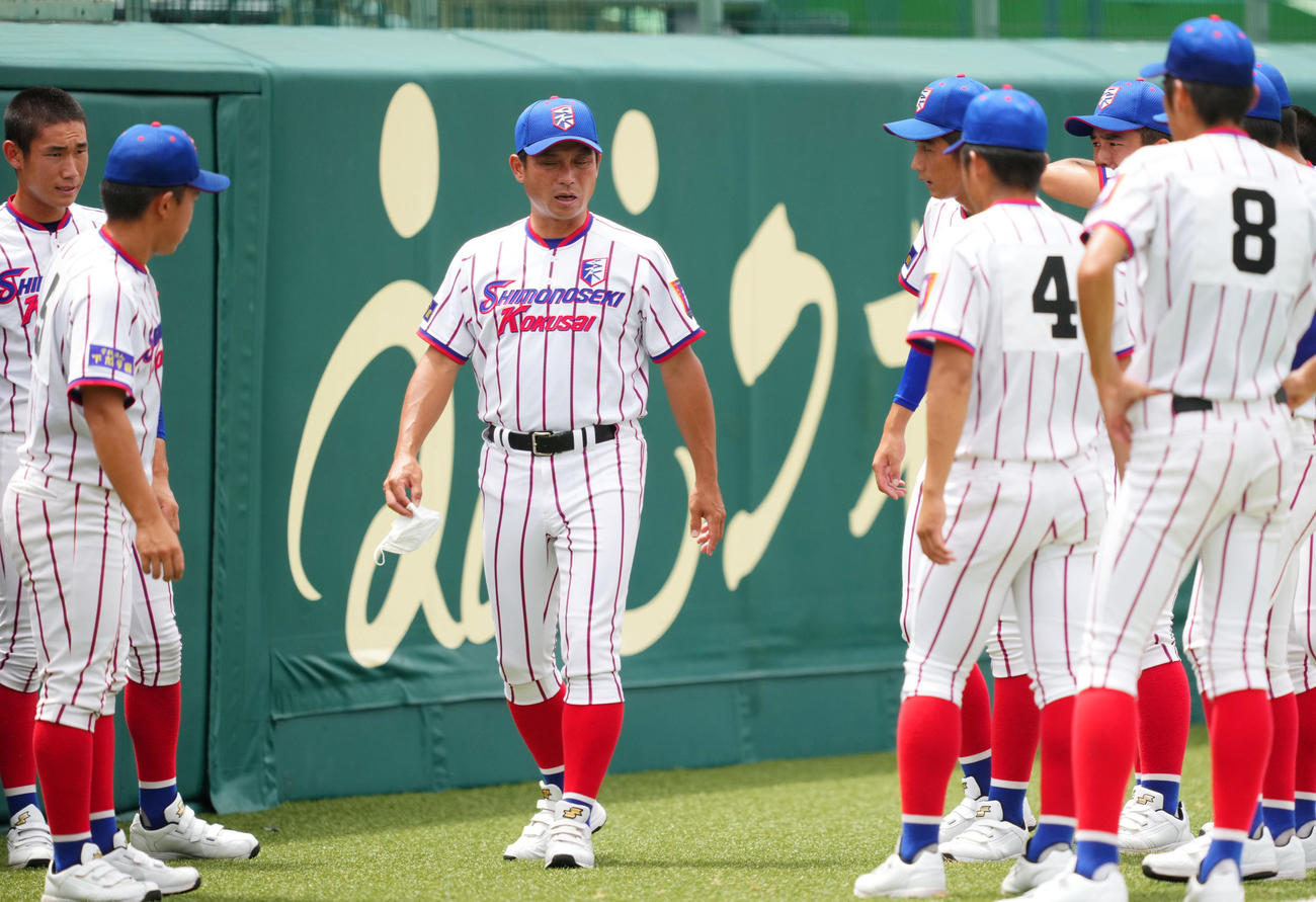 ナインと言葉を交わす下関国際・坂原監督（中央）（撮影・横山健太）