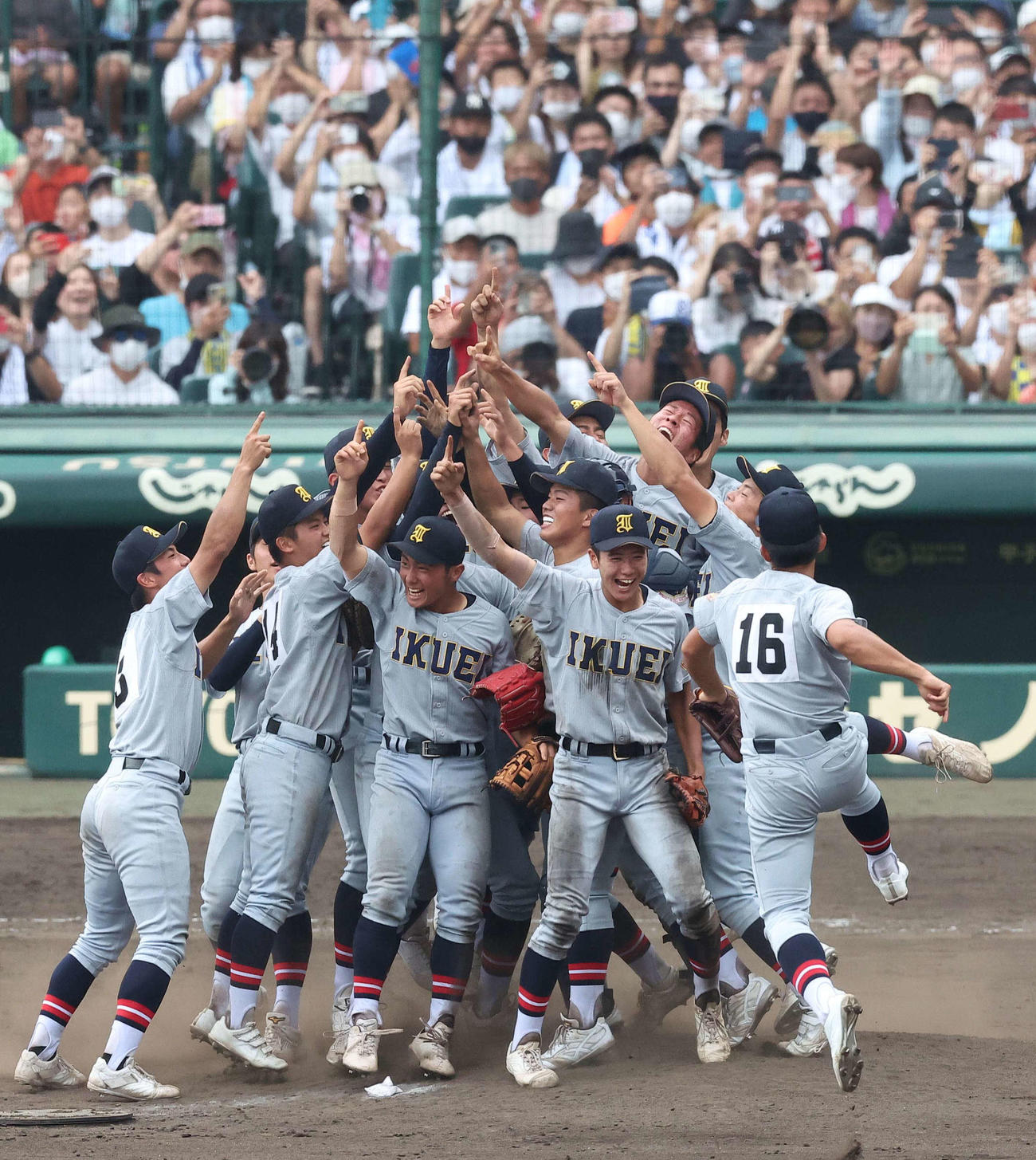 悲願の優勝を決め喜びを爆発させる仙台育英ナイン（撮影・上田博志）