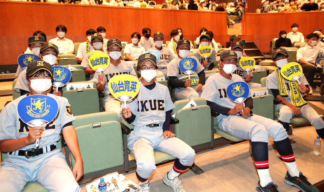 多賀城市文化センターでの甲子園決勝のパブリックビューイング（PV）に駆けつけた仙台育英軟式野球部員ら（撮影・足立雅史）