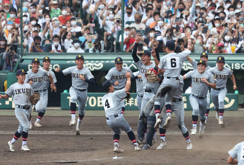 仙台育英対下関国際 悲願の優勝を決め喜びを爆発させる仙台育英ナイン(撮影・上田博志)