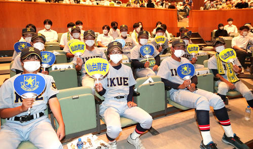 多賀城市文化センターでの甲子園決勝のパブリックビューイング(PV)に駆けつけた仙台育英軟式野球部員ら(撮影・足立雅史)