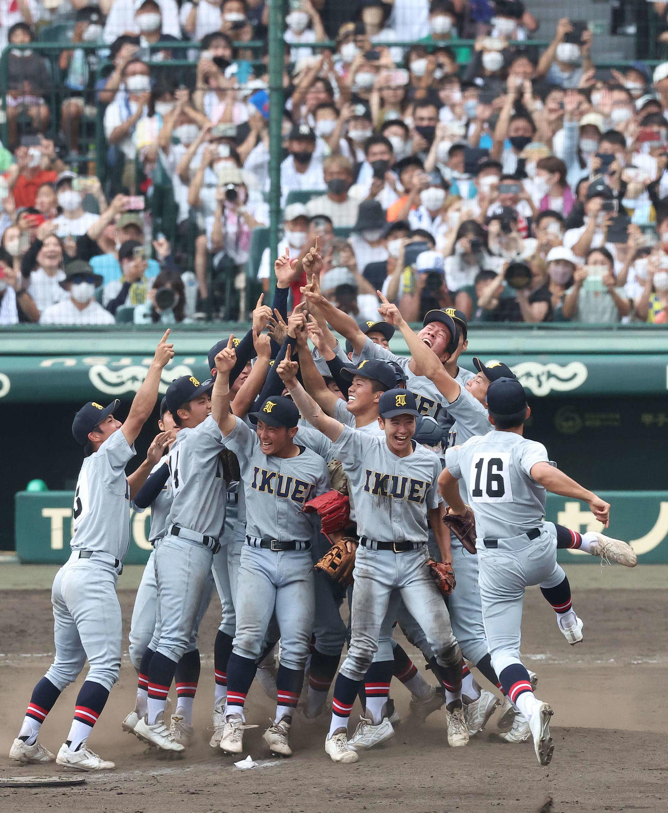 仙台育英対下関国際　悲願の優勝を決め喜びを爆発させる仙台育英ナイン（撮影・上田博志）