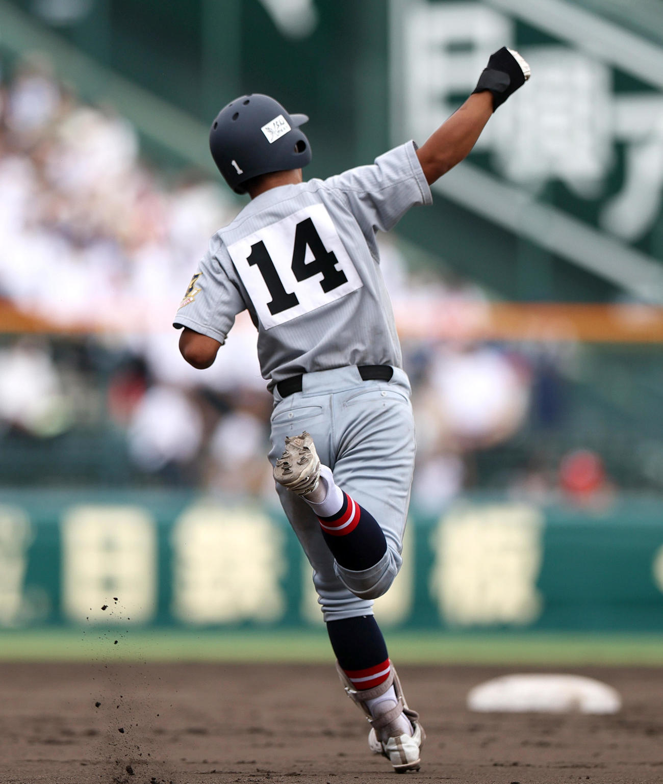 仙台育英対下関国際　7回裏仙台育英1死満塁、岩崎は左越え満塁本塁打を放ちガッツポーズ（撮影・上山淳一）