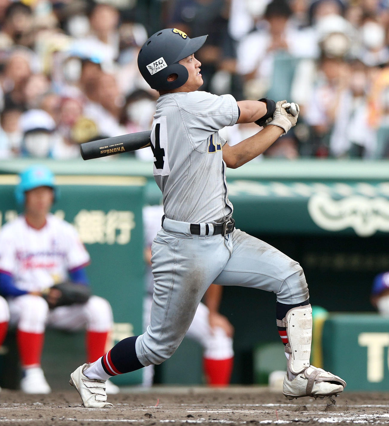 仙台育英対下関国際　7回裏仙台育英1死満塁、岩崎は左越え満塁本塁打を放つ（撮影・上山淳一）