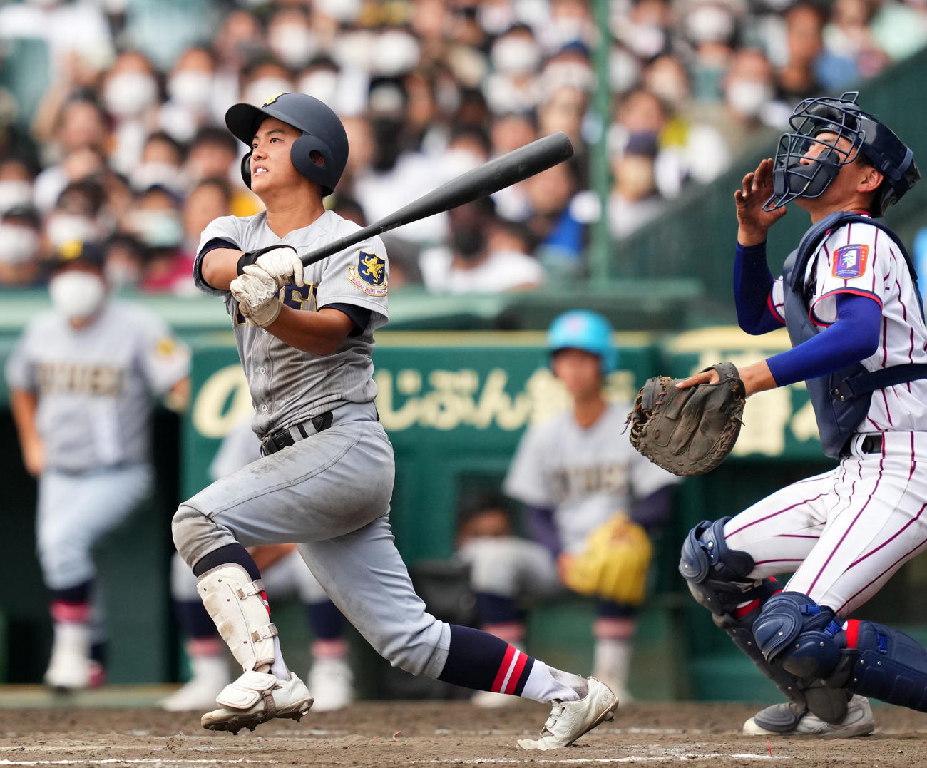 7回裏仙台育英1死満塁、左越え満塁本塁打を放つ岩崎（撮影・横山健太）