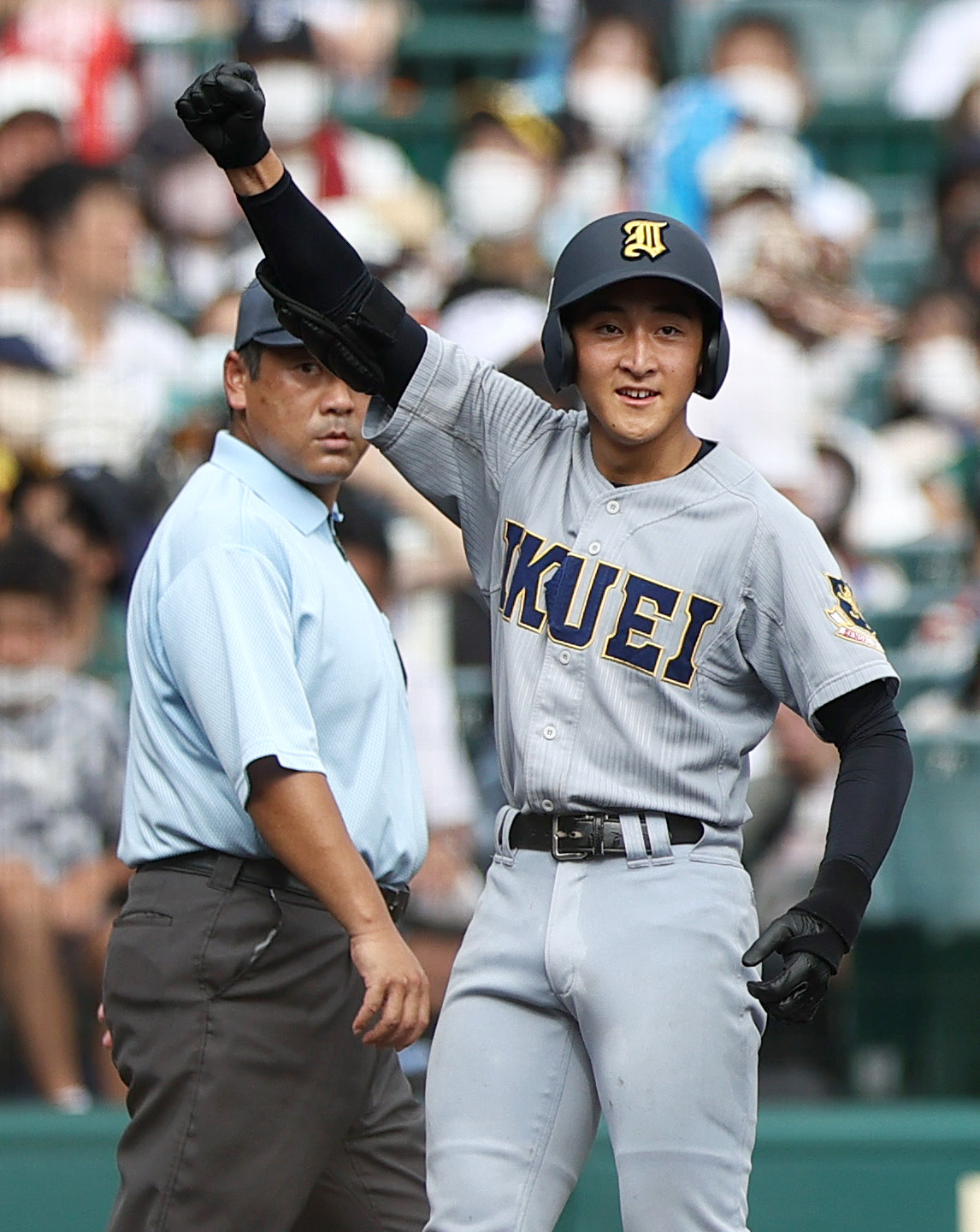 仙台育英対下関国際　7回裏仙台育英無死一塁、橋本は右越え適時三塁打を放ち三塁でガッツポーズする（撮影・上山淳一）