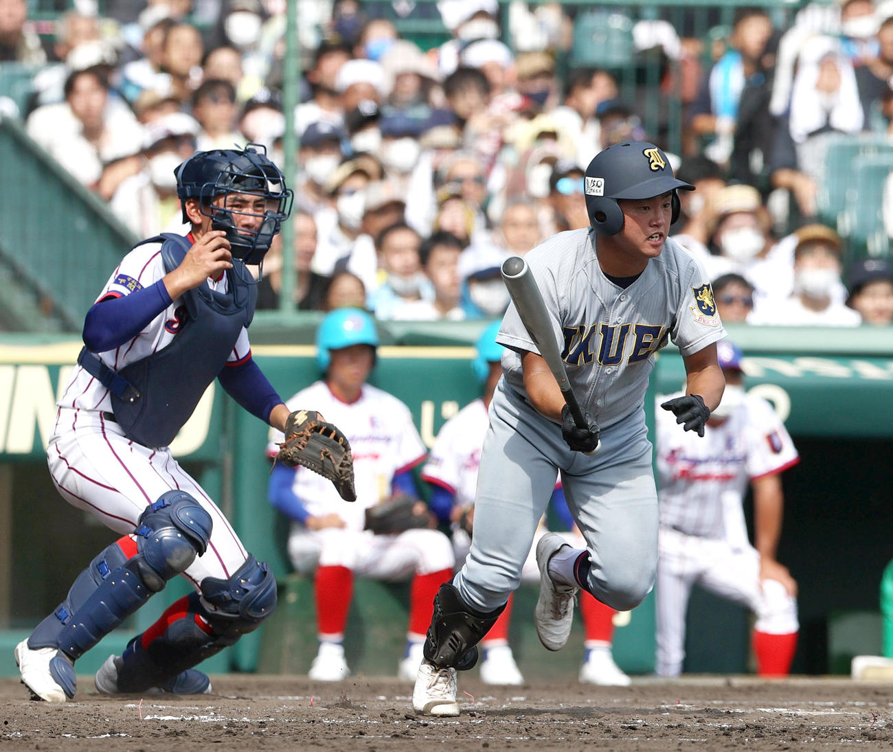 4回裏仙台育英1死、三塁、斎藤陽は先制の右前適時打を放つ（撮影・上山淳一）