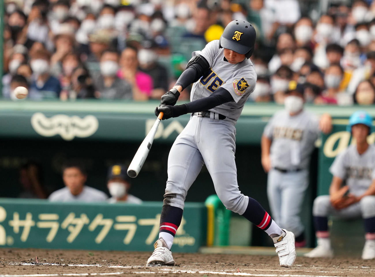 下関国際対仙台育英　7回裏仙台育英無死一塁、右中間へ適時三塁打を放つ橋本（撮影・横山健太）