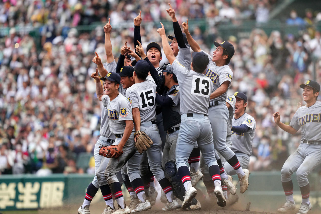 下関国際対仙台育英　優勝を果たし歓喜する仙台育英ナイン（撮影・横山健太）