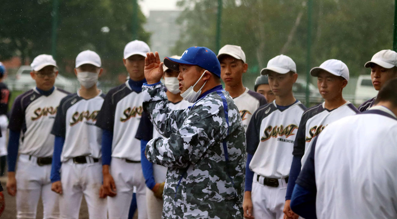 身ぶりをまじえ選手に話をする酪農学園大とわの森三愛の前田新監督（撮影・永野高輔）