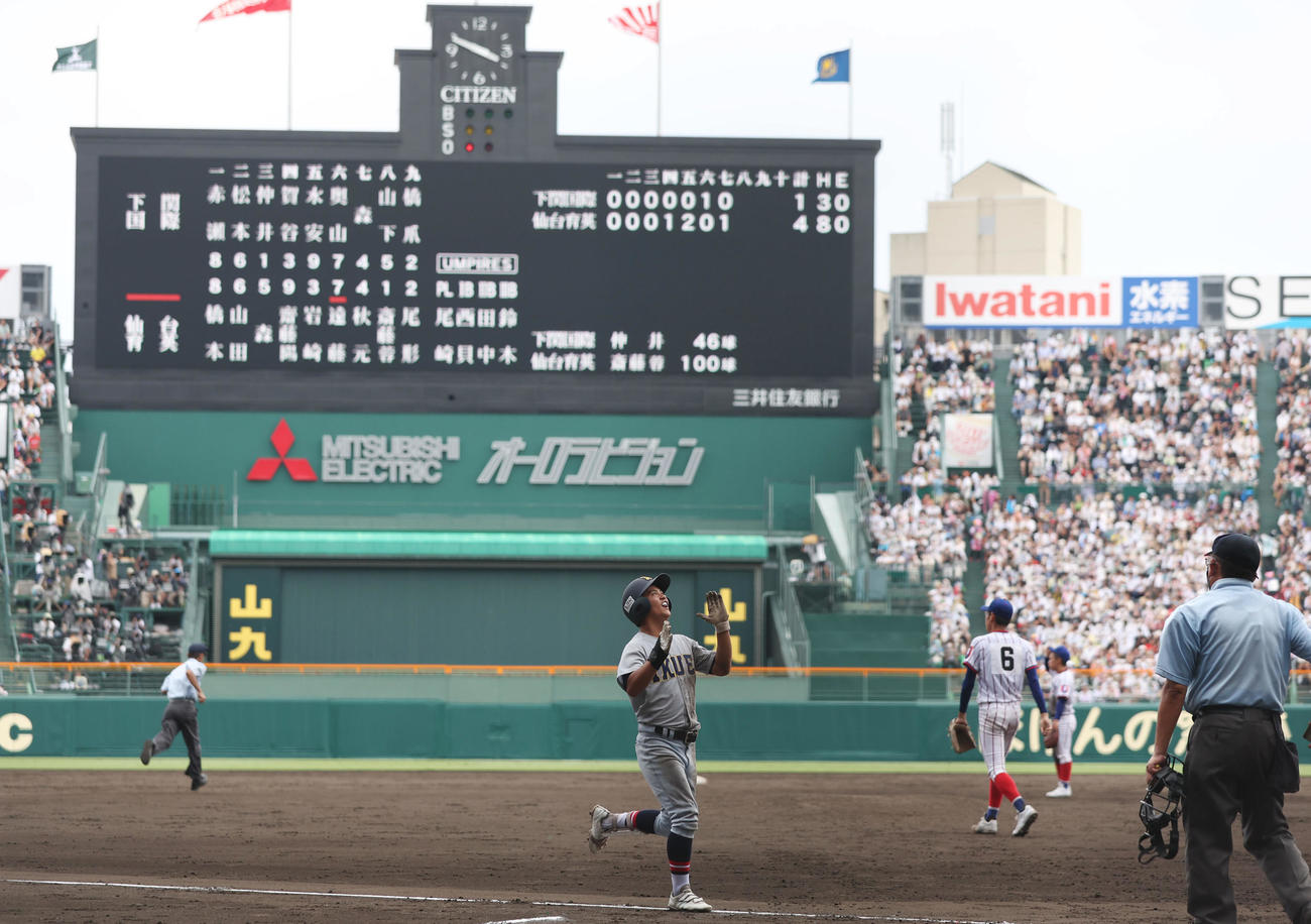 下関国際対仙台育英　7回裏仙台育英1死満塁、左越え満塁本塁打を放ち生還する岩崎（撮影・前田充）