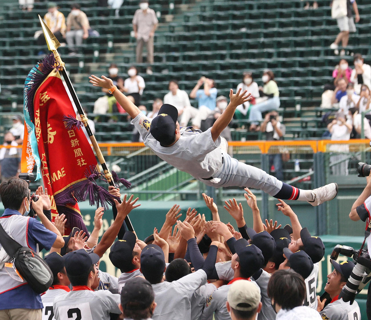 仙台育英対下関国際　初優勝し、ナインから胴上げされる仙台育英の須江監督（撮影・上山淳一）