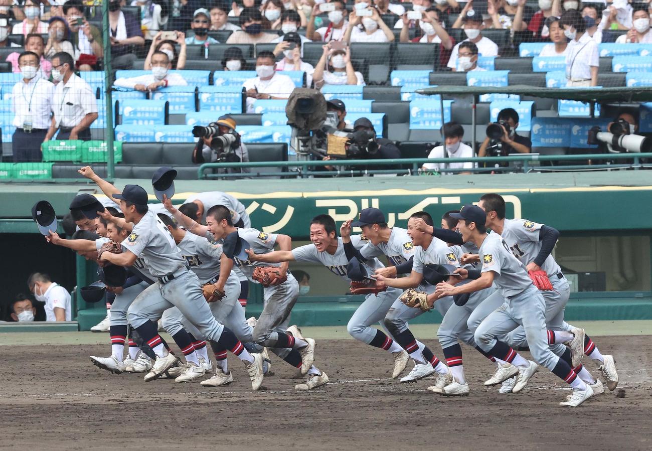 仙台育英対下関国際　悲願の優勝を決めアルプス応援団席へ笑顔で駆け出す仙台育英ナイン（撮影・上田博志）
