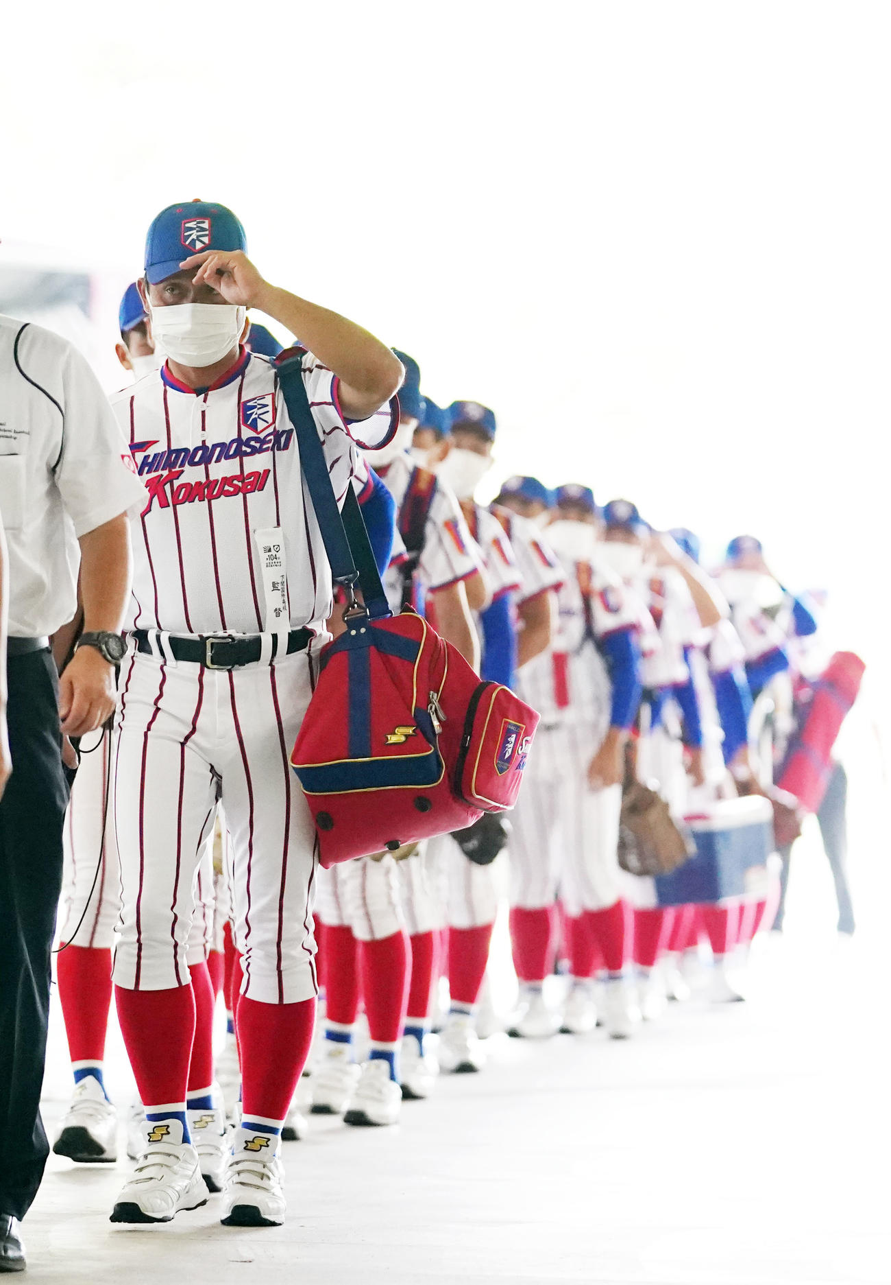 球場入りする坂原監督（手前）ら下関国際ナイン（撮影・横山健太）