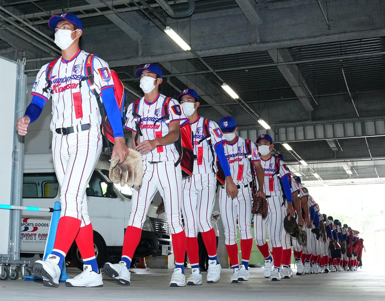 球場入りする古賀（左）ら下関国際ナイン（撮影・横山健太）