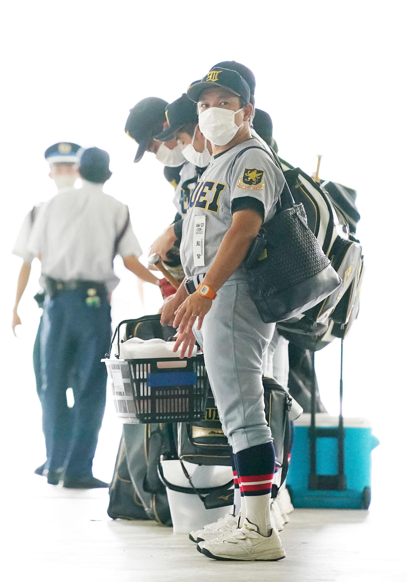 球場入りする須江監督（手前）ら仙台育英ナイン（撮影・横山健太）