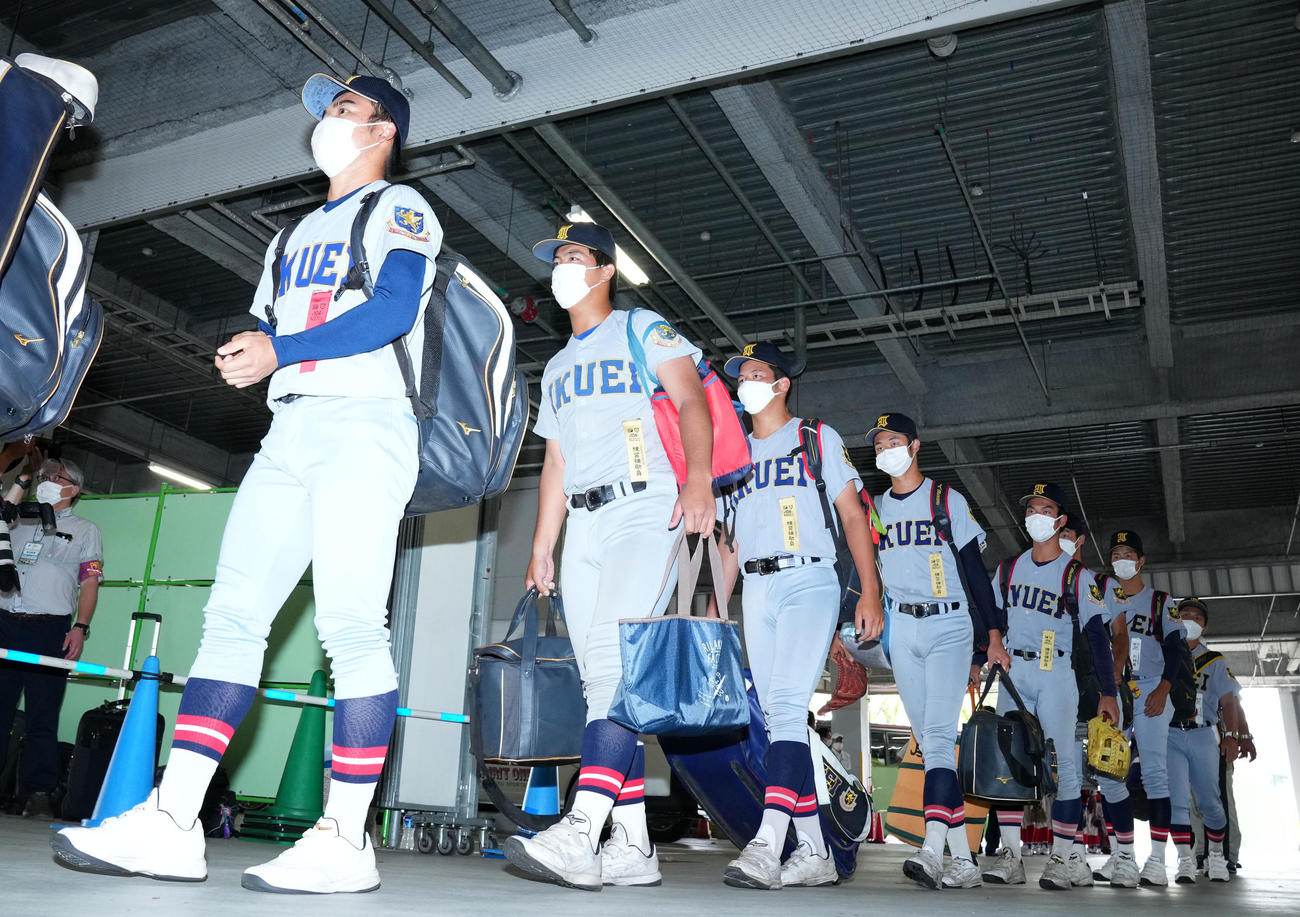 球場入りする古川（左）ら仙台育英ナイン（撮影・横山健太）