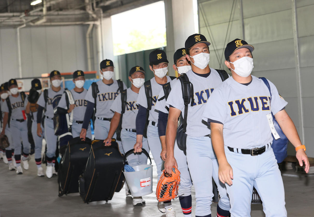 仙台育英対下関国際　決勝戦に向け、球場入りする仙台育英ナイン（撮影・上山淳一）