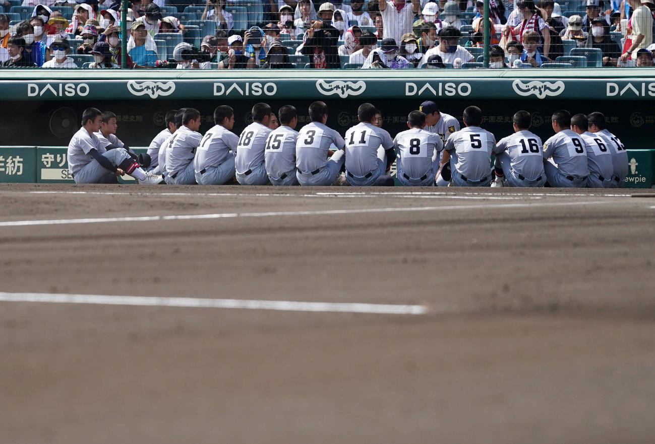 下関国際対仙台育英　試合前、円陣を組む仙台育英ナイン（撮影・横山健太）