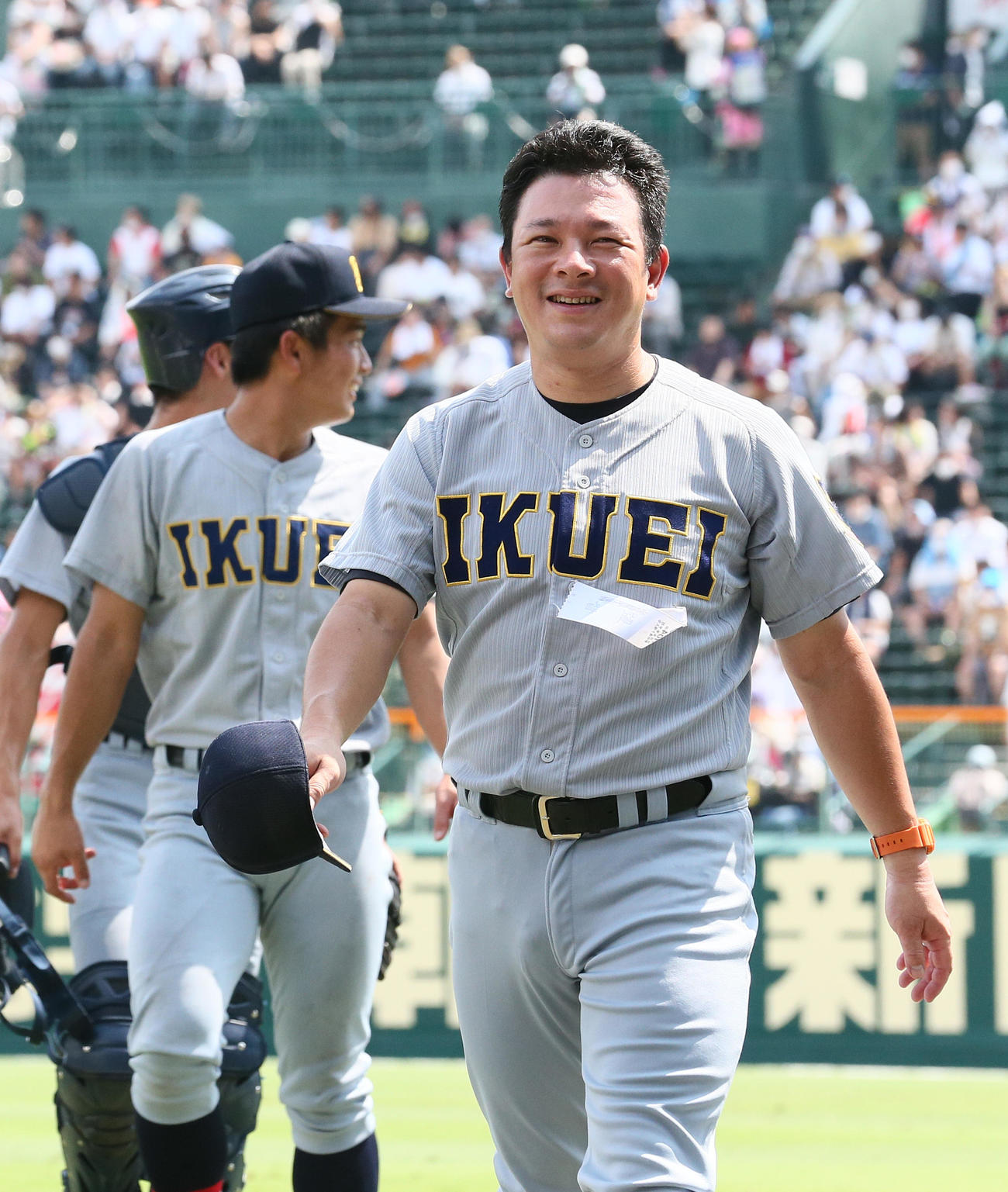 仙台育英対下関国際　試合前、アルプス席にあいさつし、笑顔を見せる仙台育英の須江監督（撮影・上山淳一）
