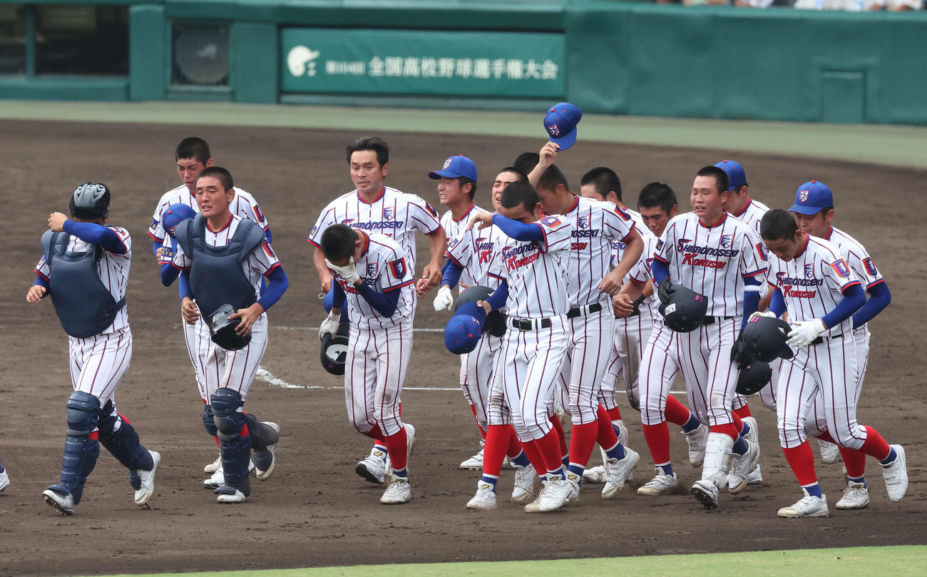 仙台育英対下関国際　仙台育英に敗れ涙を流す下関国際ナイン（撮影・上田博志）