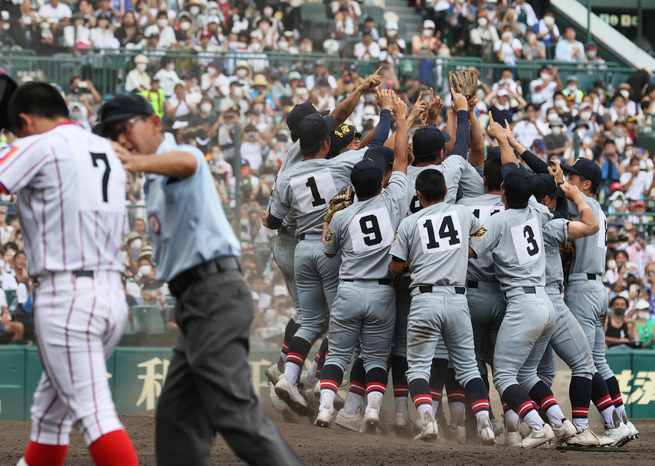 初優勝を決めた仙台育英ナインは歓喜の輪を作る（撮影・上山淳一）