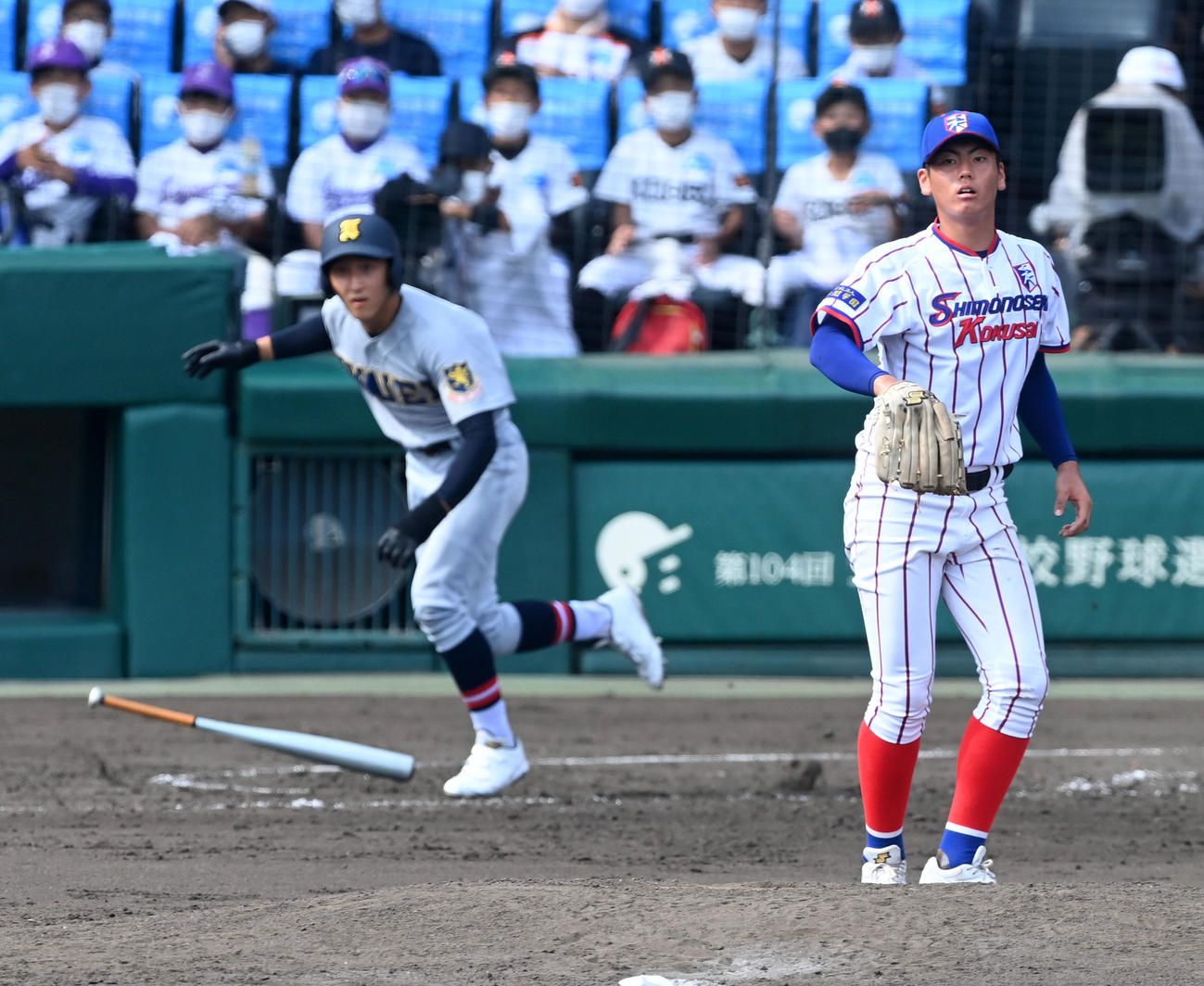 下関国際対仙台育英　5回裏仙台育英2死三塁、橋本に中前適時打を打たれた古賀（撮影・前岡正明）