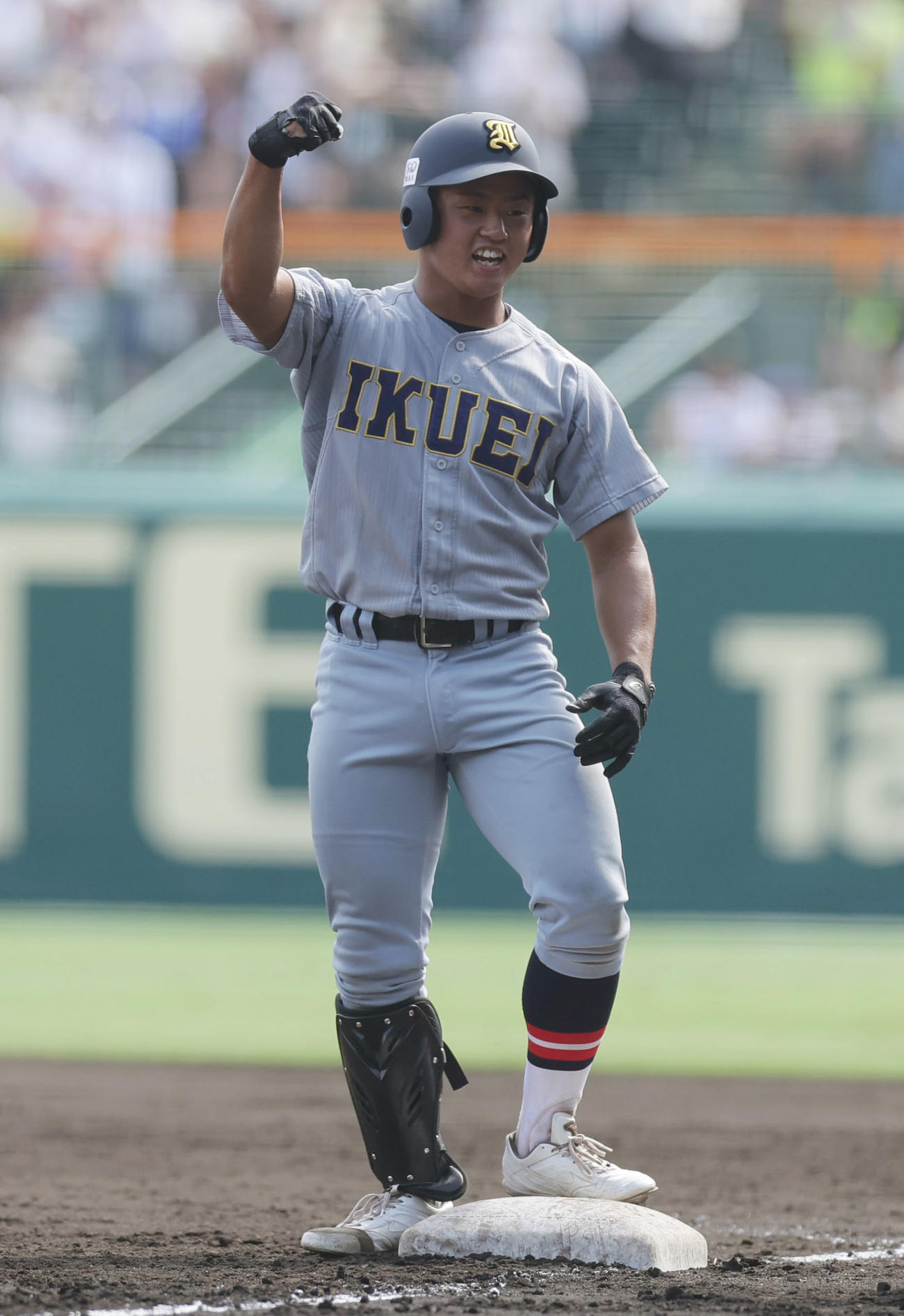 下関国際対仙台育英　4回裏仙台育英1死三塁、先制の右前適時打を放ちガッツポーズする斉藤（撮影・前田充）