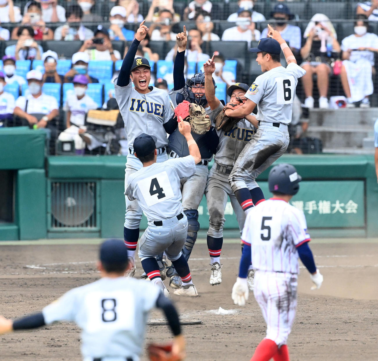 下関国際対仙台育英　下関国際を破り優勝、マウンド度で喜ぶ仙台育英ナイン（撮影・前岡正明）