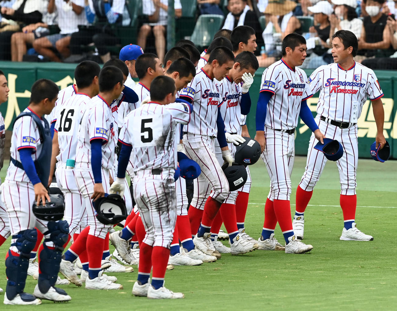 下関国際対仙台育英　ナインに整列をうながす下関国際・坂原監督（撮影・前岡正明）