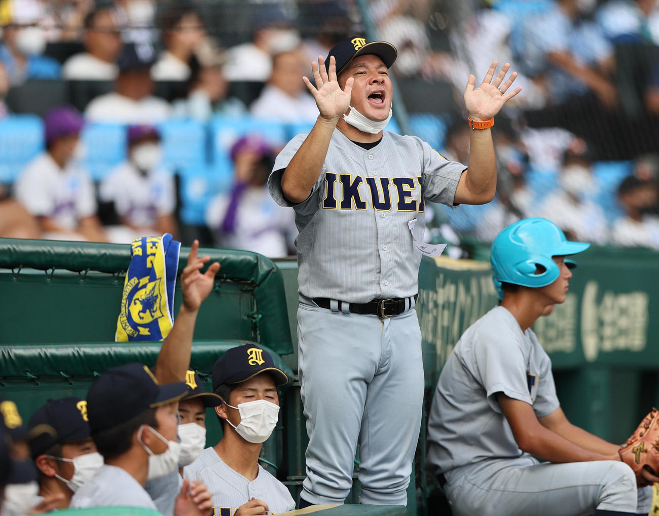 仙台育英対下関国際　6回表仙台育英の須江監督は選手に向かって声を出す（撮影・上山淳一）