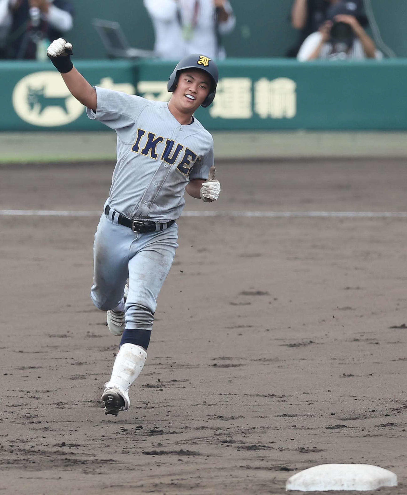 仙台育英対下関国際　7回裏仙台育英1死満塁、岩崎は左越えに満塁本塁打を放ちガッツポーズをする（撮影・上田博志）