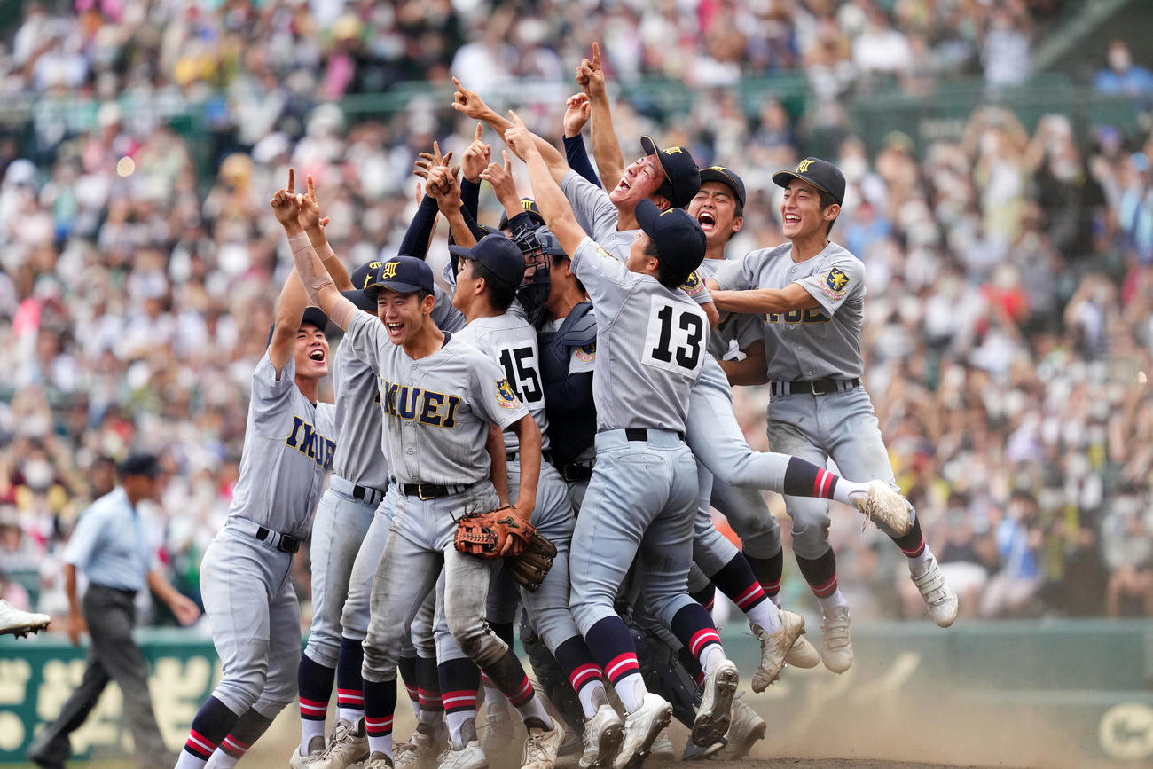 下関国際対仙台育英　優勝を果たし歓喜する仙台育英ナイン（撮影・横山健太）