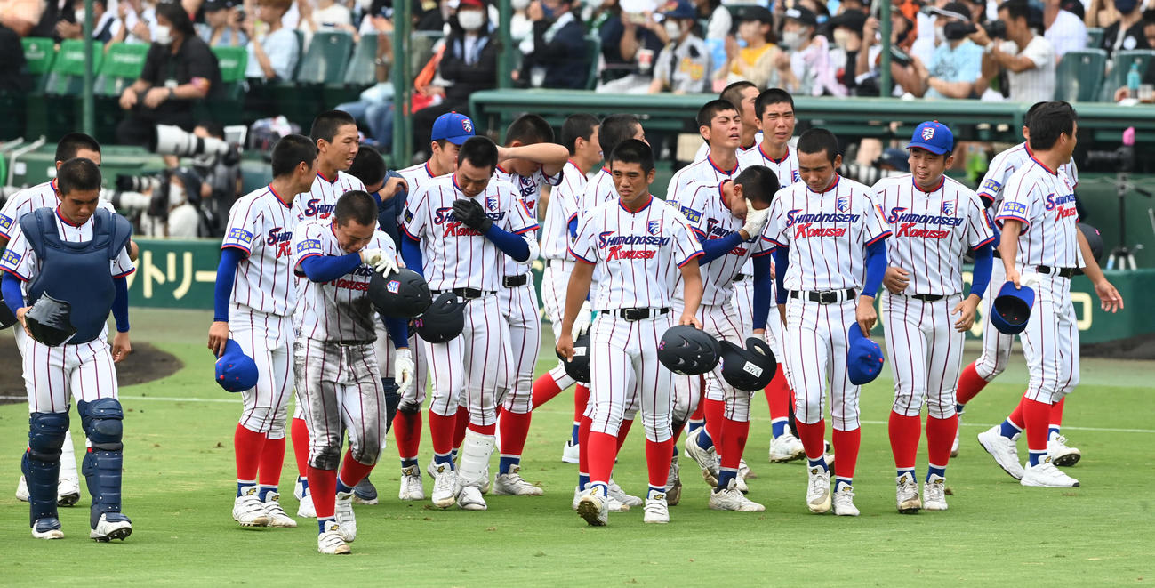 下関国際対仙台育英　仙台育英に敗れ準優勝、あいさつに向かう下関国際ナイン（撮影・前岡正明）